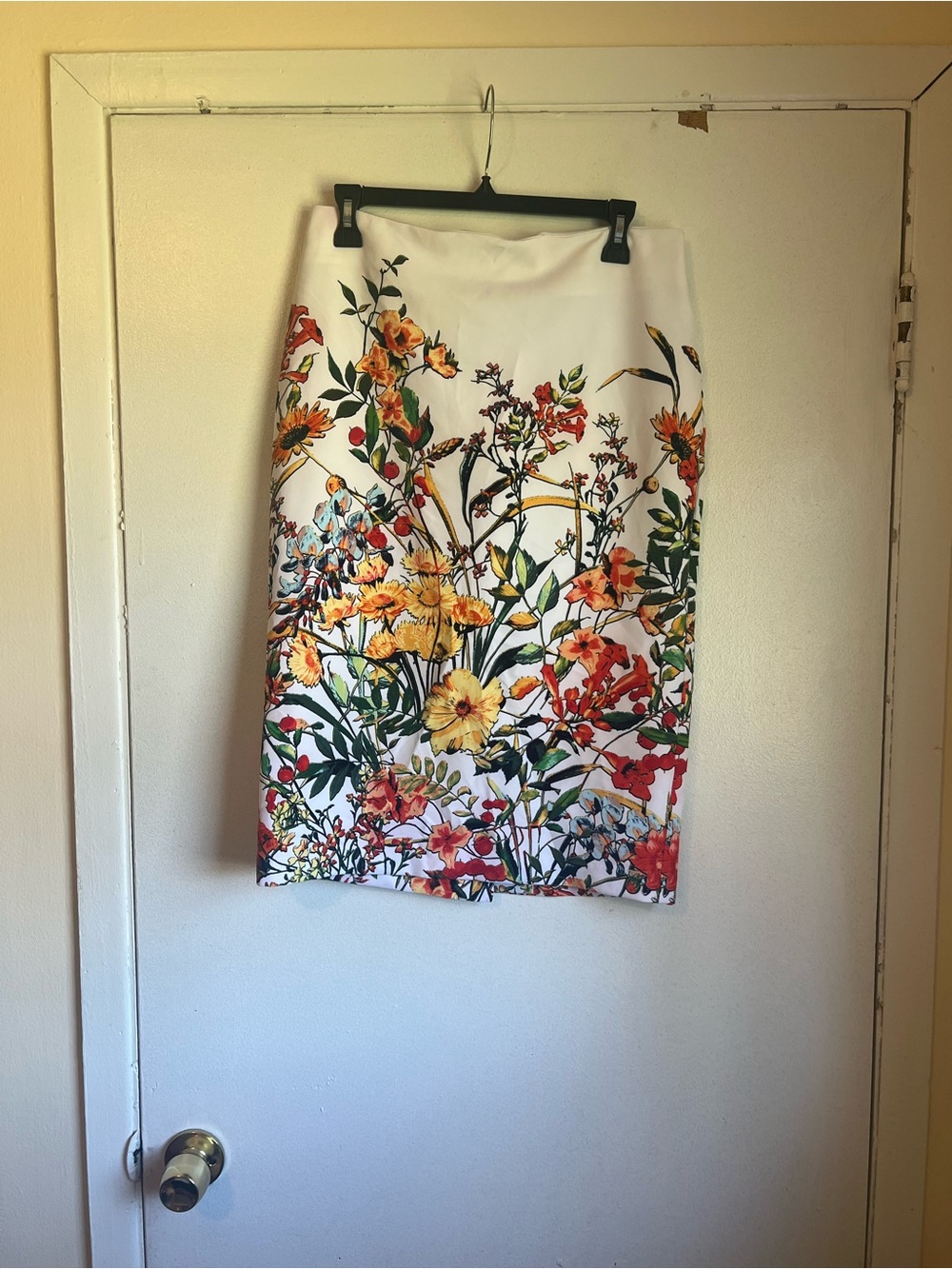 NY & CO 7th Avenue Design Studio Floral Pencil Knee
Length Skirt White Multi 6